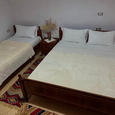 Tourists Guest House Гірокастра Екстер'єр фото