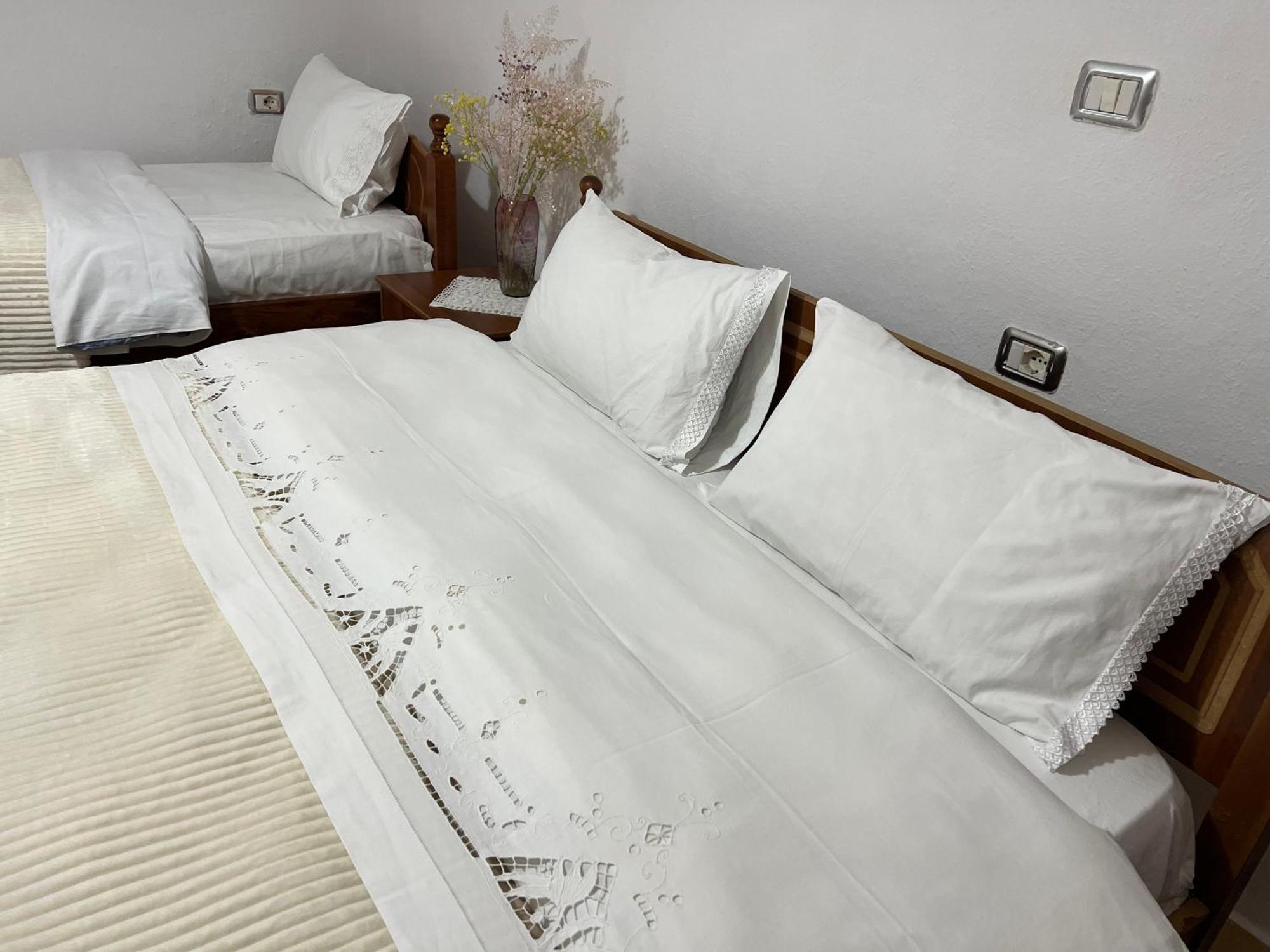 Tourists Guest House Гірокастра Екстер'єр фото