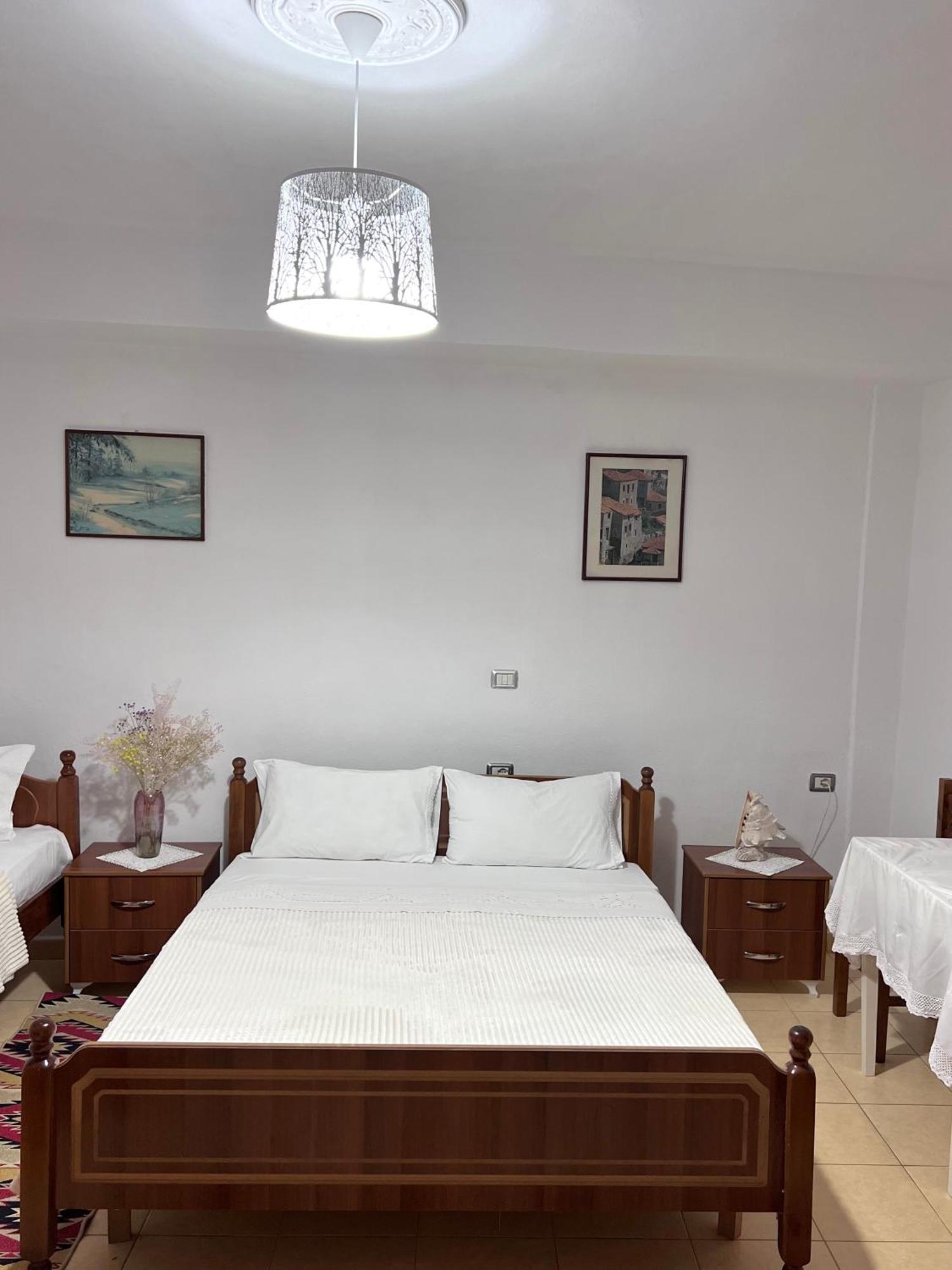 Tourists Guest House Гірокастра Екстер'єр фото