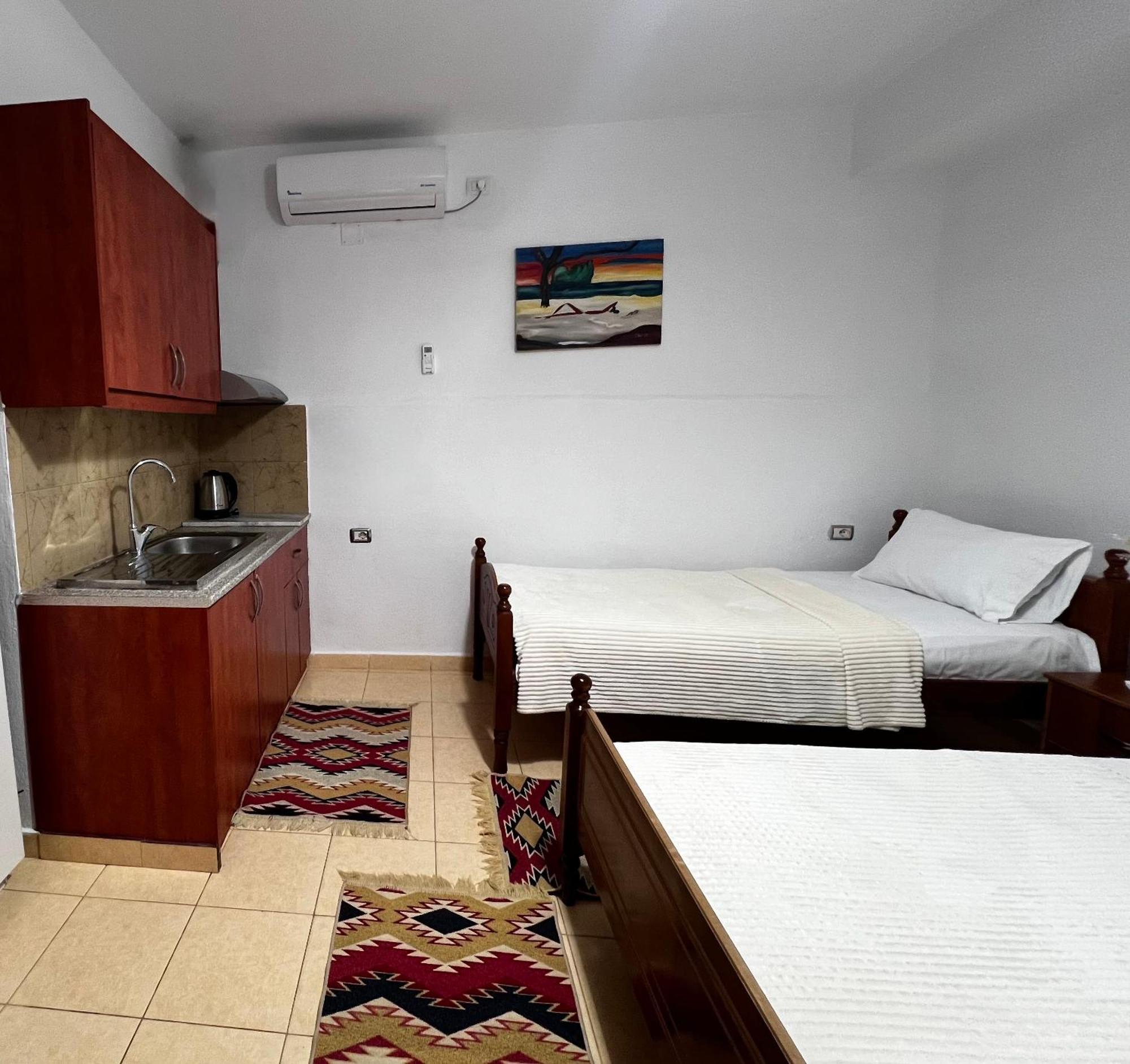 Tourists Guest House Гірокастра Екстер'єр фото