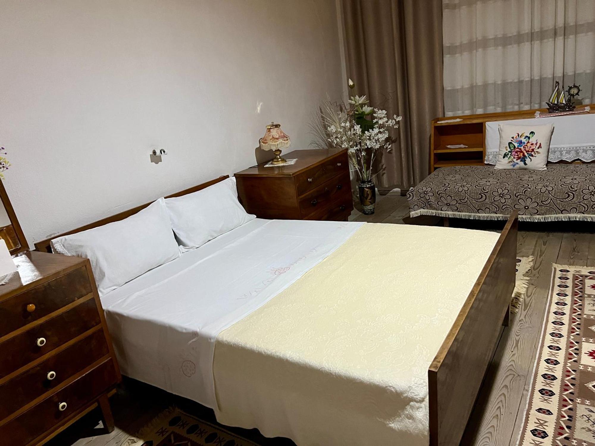 Tourists Guest House Гірокастра Екстер'єр фото