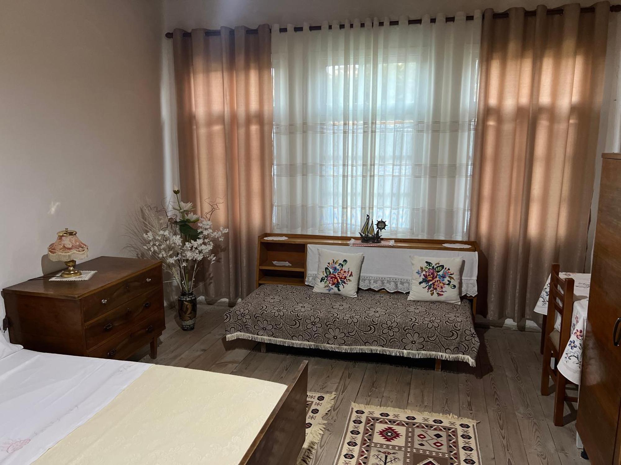 Tourists Guest House Гірокастра Екстер'єр фото