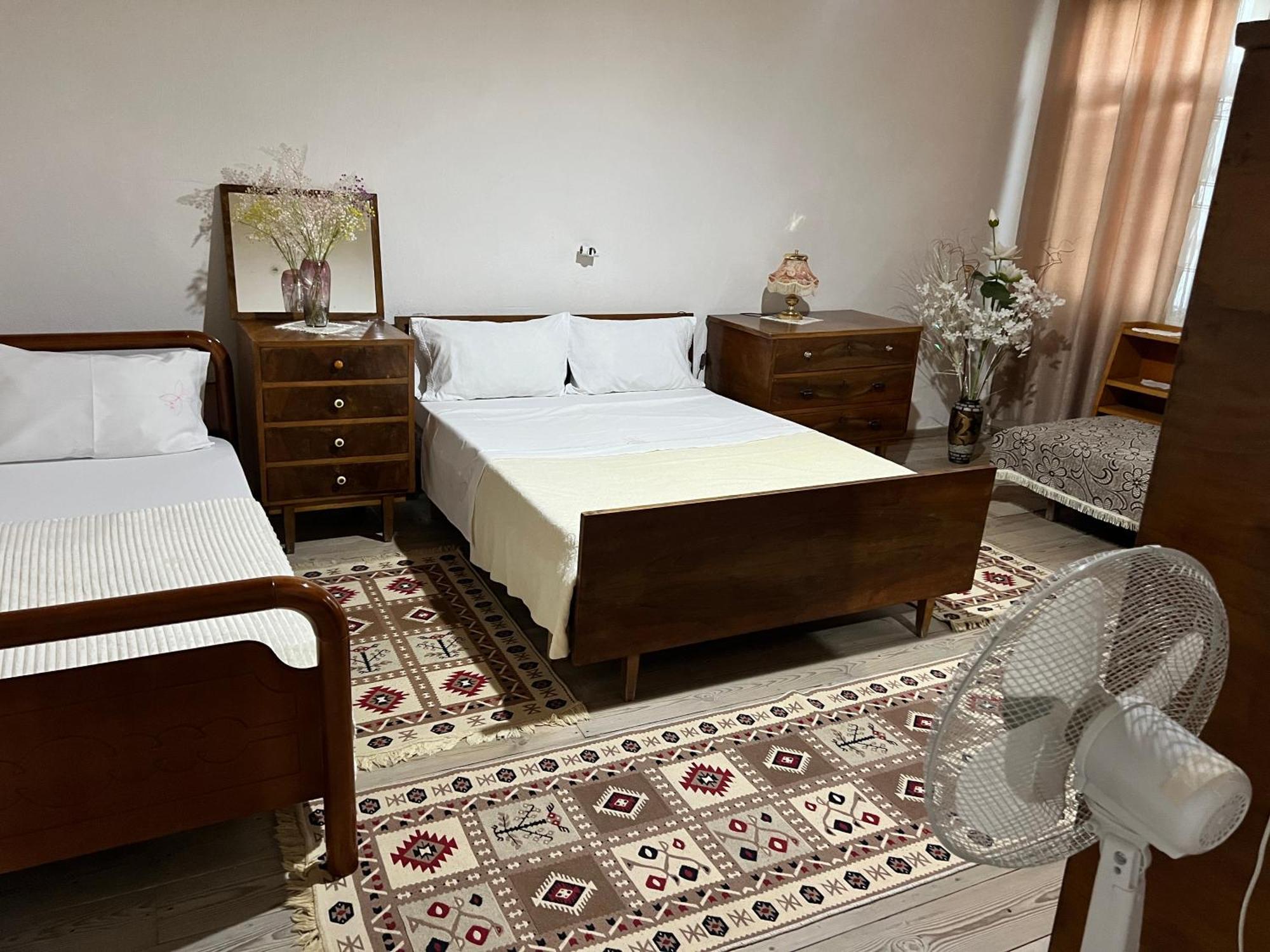 Tourists Guest House Гірокастра Екстер'єр фото