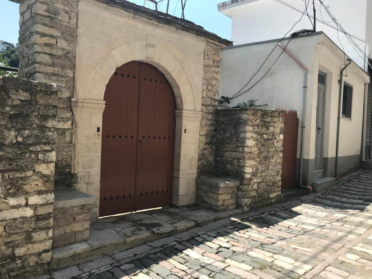 Tourists Guest House Гірокастра Екстер'єр фото